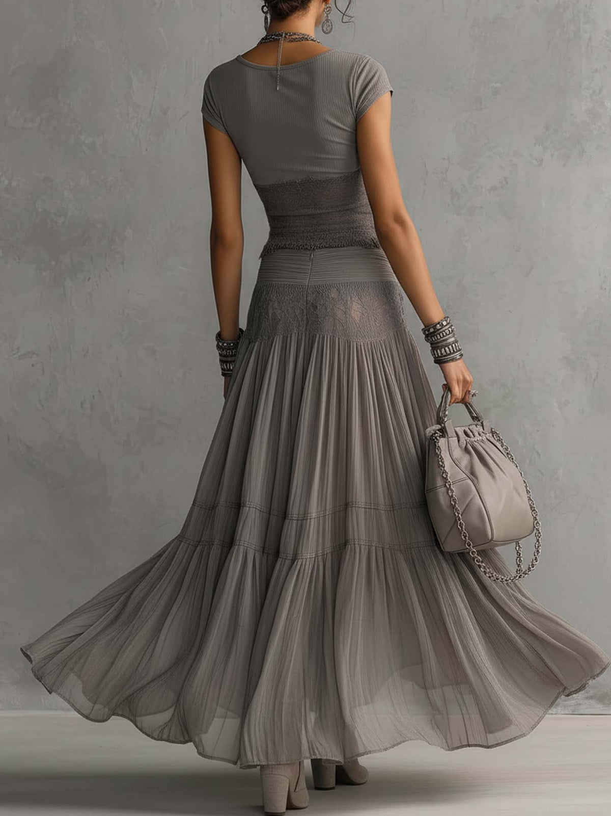 Conjunto Top Transparente de Encaje Gris con Panel y Falda Maxi Plisada